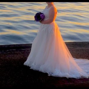 Wedding dresses new just worn for pictures not been altered